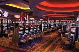 Studio live-dealer Infinite Blackjack di greatsword menampilkan dealer profesional dan kamera multi-sudut